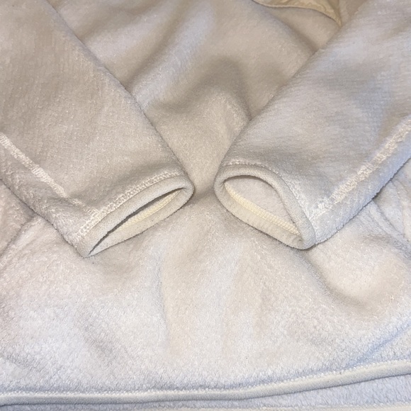Patagonia size small re-tool snap fleece - raw linen- small hole - Picture 5 of 6